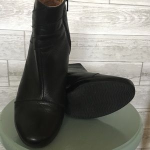 Leather mid-heeled booties